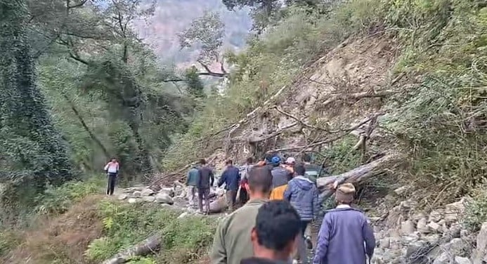 उत्तरकाशी में असी गंगा घाटी में डंडी कंडी के सहारे घायल महिला को लाते ग्रामीण। स्रोत जागरूक पाठ उत्तरकाशी में असी गंगा घाटी में डंडी कंडी के सहारे घायल महिला को लाते ग्रामीण। स्रोत जागरूक पाठ