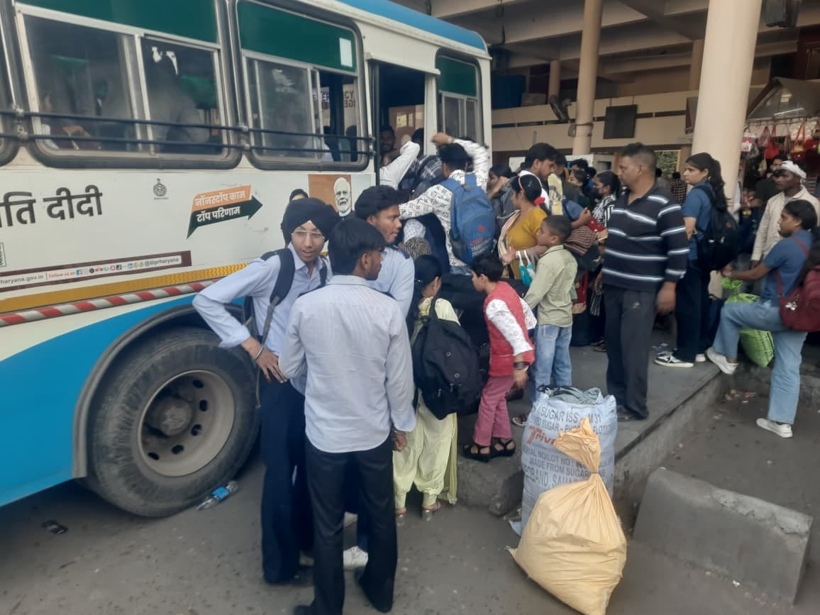 यमुनानगर बस स्टैंड पर लगी लोगों की भीड़। संवाद