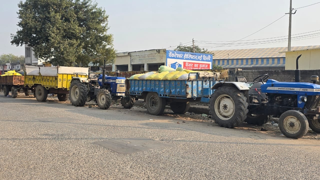 12jjrp17- झज्जर। अनाज मंडी के गेट पर लगा ताला, बाहर खड़े फसल से भरे ट्रैक्टर। संवाद 12jjrp17- झज्जर। अनाज मंडी के गेट पर लगा ताला, बाहर खड़े फसल से भरे ट्रैक्टर। संवाद