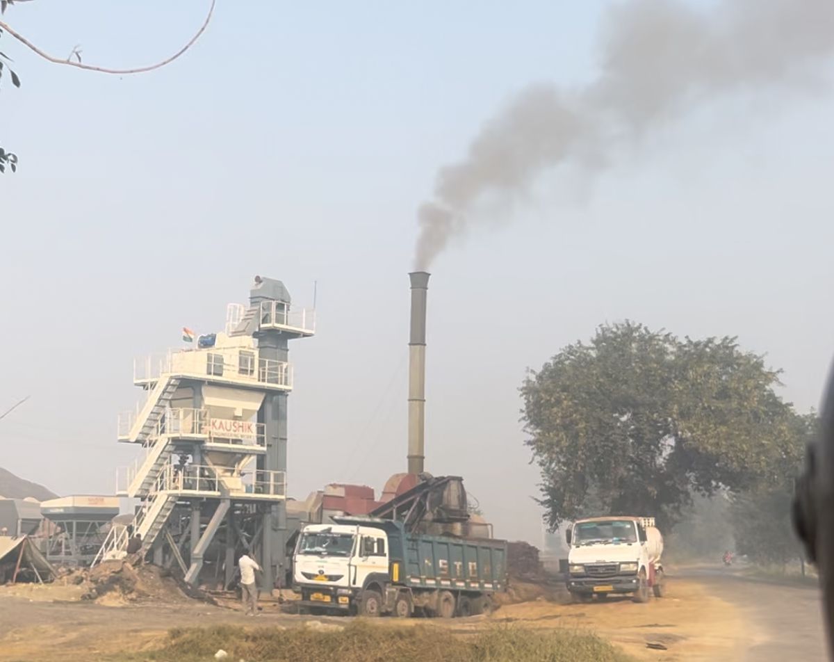 42...रोहतक के सोनीपत रोड पर स्मॉग के दौरान गुजरते वाहन। संवाद