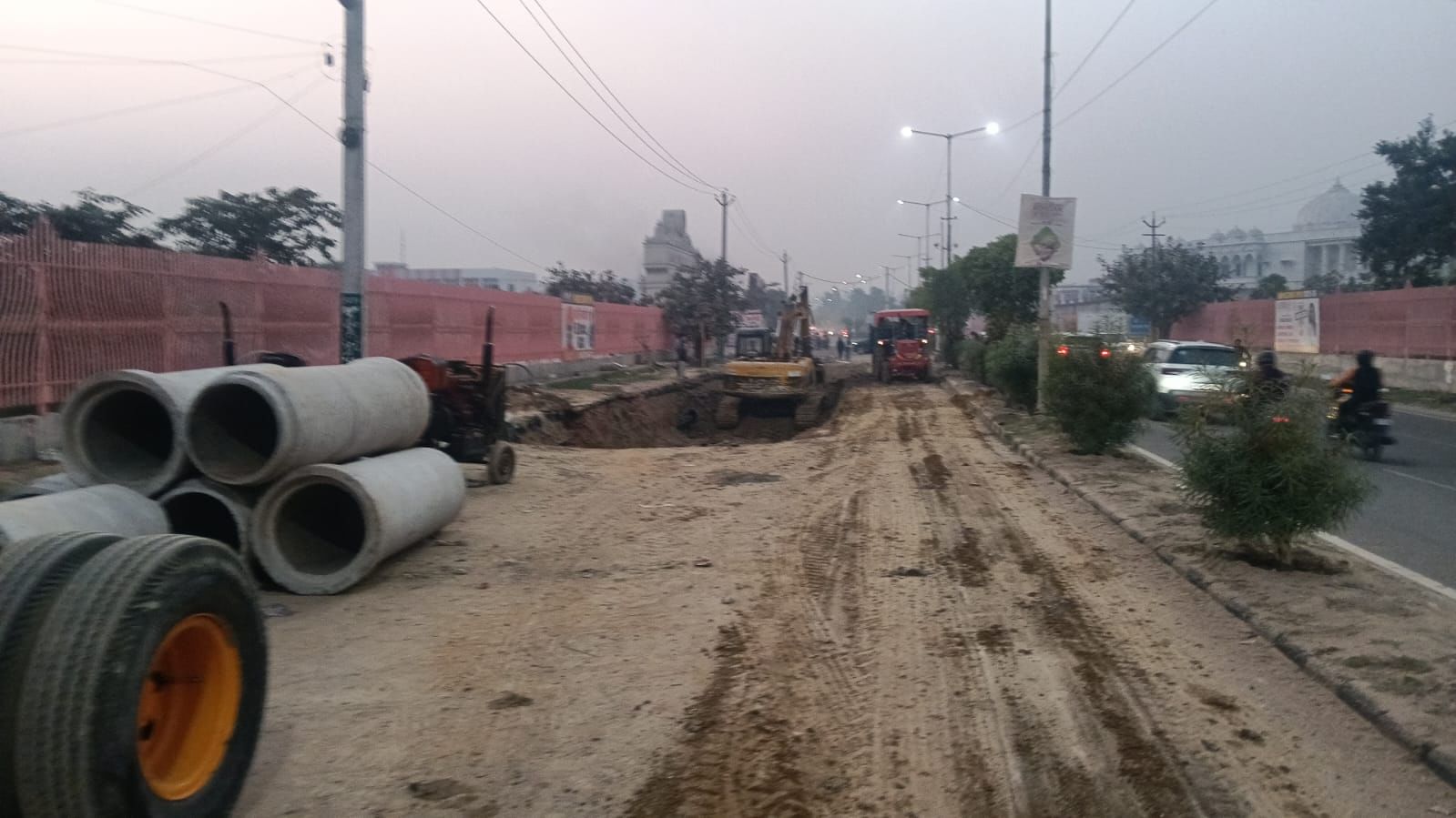 42...रोहतक के सोनीपत रोड पर स्मॉग के दौरान गुजरते वाहन। संवाद