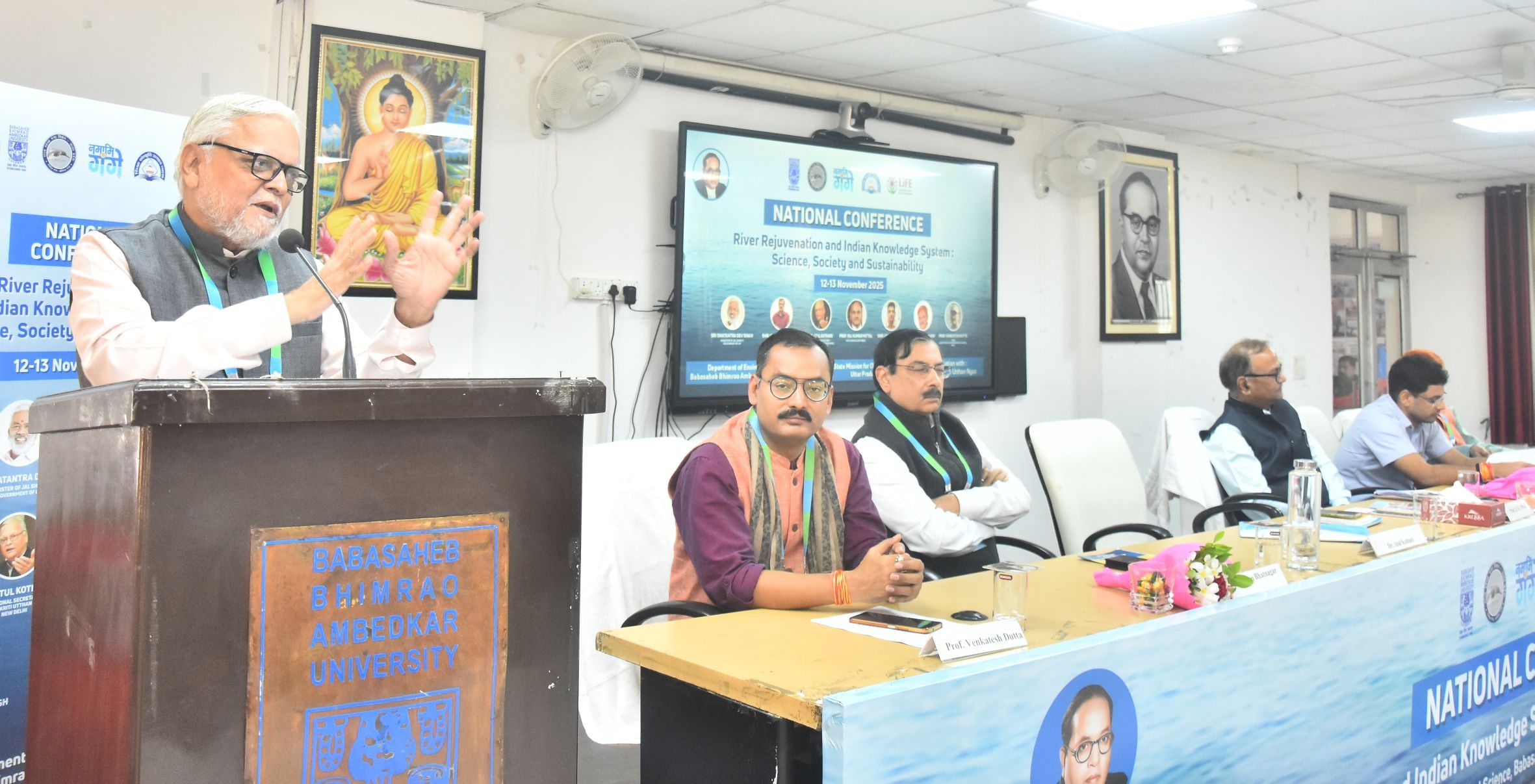 बीबीएयू में आयोजित कार्यक्रम में मौजूद विशेषज्ञ।