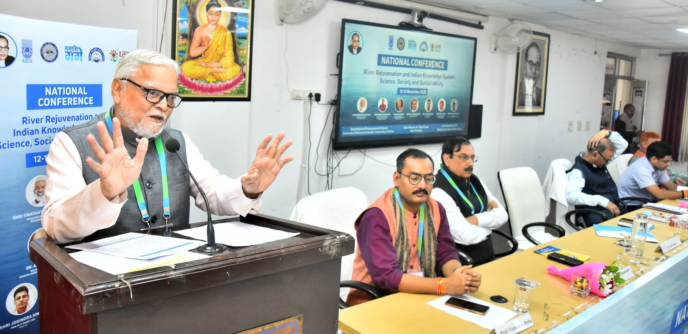 बीबीएयू में आयोजित कार्यक्रम में मौजूद विशेषज्ञ।