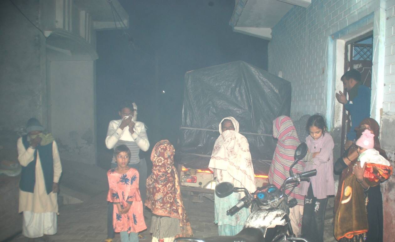 बागपत के केतीपुरा मोहल्ले स्थित नगर पालिका के डंपिंग जोन में पड़े कूड़े में लगी आग। स्रोत:विडि बागपत के केतीपुरा मोहल्ले स्थित नगर पालिका के डंपिंग जोन में पड़े कूड़े में लगी आग। स्रोत:विडि