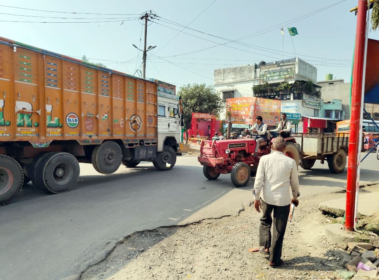 बहजोई मार्ग पर पवांसा चौकी से गांवों के रास्ते पर नहीं बेरिकेडिंग। संवाद बहजोई मार्ग पर पवांसा चौकी से गांवों के रास्ते पर नहीं बेरिकेडिंग। संवाद