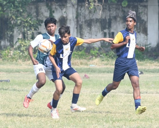 चाैक स्टेडियम में स्कूली फुटबाॅल प्रतियोगिता के मैच के दाैरान संघर्ष करते खिलाड़ी। 