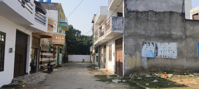 डॉ. परवेज का घर और जब्त कार। डॉ. परवेज का घर और जब्त कार।