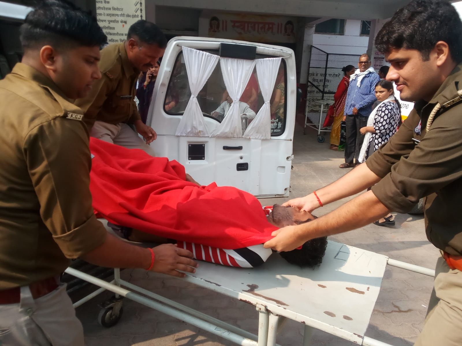 फोटो 12 एचएएमपी 16- जिला अस्पताल के इमरजेंसी वार्ड में भर्ती चिकित्सक डॉ. दीपक मणि। संवाद