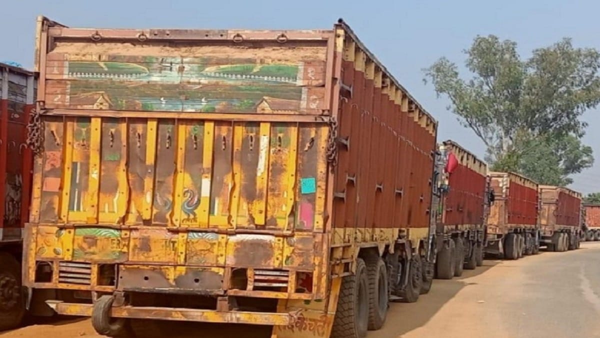फोटो- 12 जालौन जिले में आटा-इटौरा मार्ग से निकलता ओवरलोड बालू से लदा ट्रक। संवाद फोटो- 12 जालौन जिले में आटा-इटौरा मार्ग से निकलता ओवरलोड बालू से लदा ट्रक। संवाद