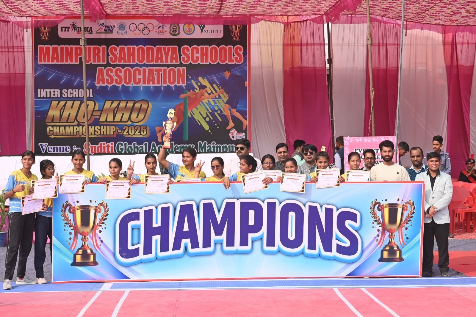 फोटो 22 विजेता बनने के बाद प्रसन्न मुद्रा में सुदिती ग्लोबल एकेडमी टीम के खिलाड़ी और अतिथि। स्र फोटो 22 विजेता बनने के बाद प्रसन्न मुद्रा में सुदिती ग्लोबल एकेडमी टीम के खिलाड़ी और अतिथि। स्र