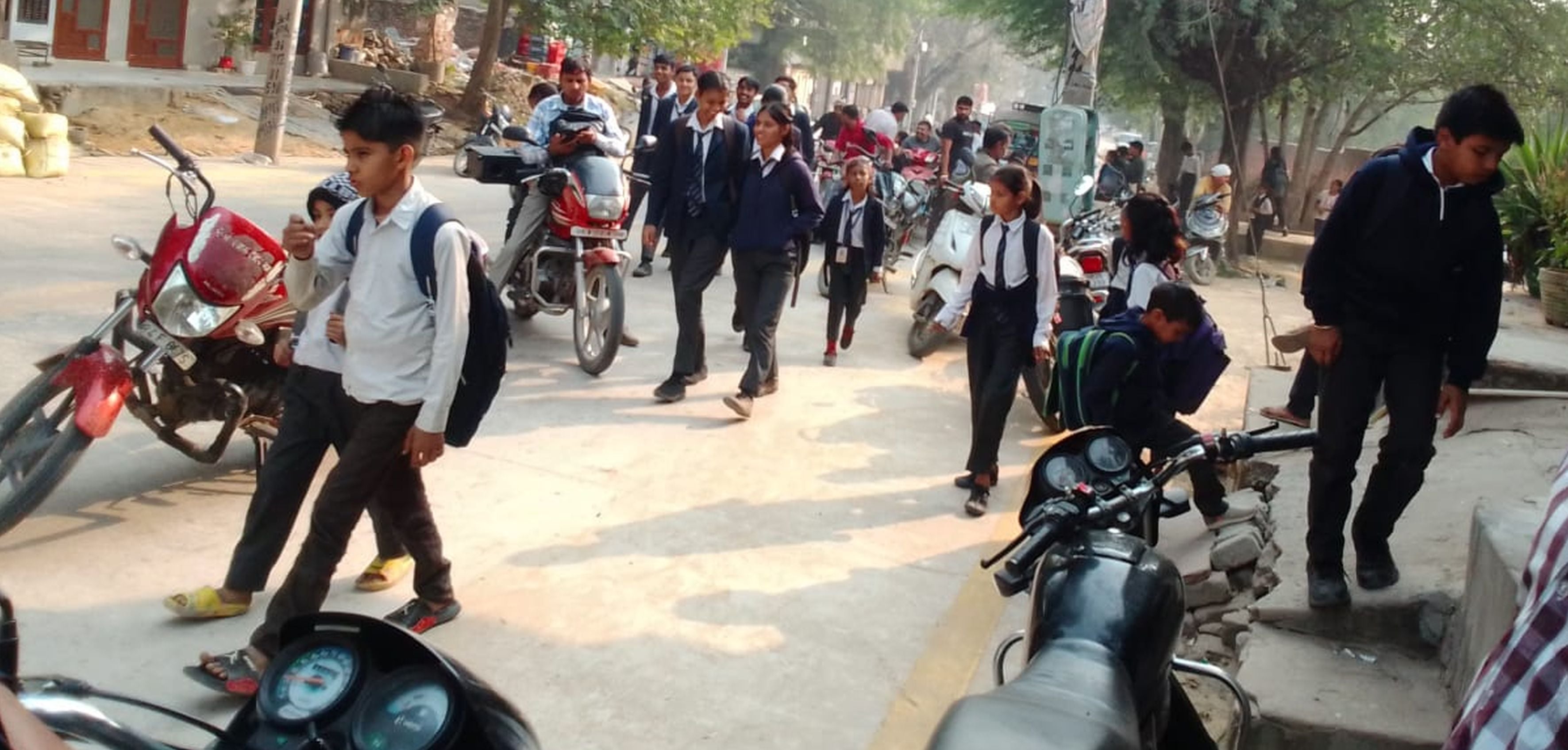 फोटो संख्या-52 मसानी चौक स्थित प्राथमिक स्कूल में पढ़ाई करते विद्यार्थी। संवाद
