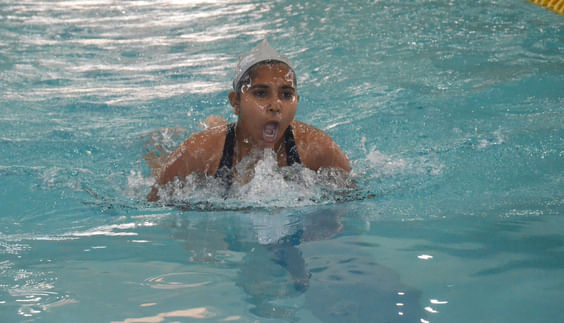 हरियाणा स्टेट चैंपियनशिप के दौरान छावनी के वार हीरोज स्टेडियम स्थित स्वीमिंग पूल में तैराकी प्