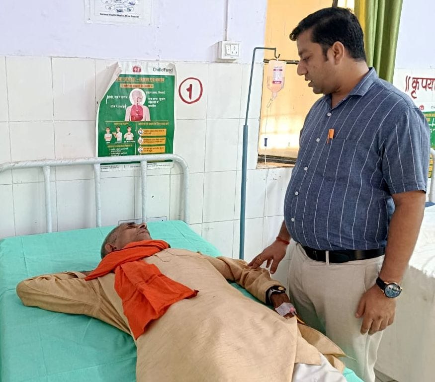 कनैली सीएचसी में मरीजों का इलाज करते डॉ. मुक्तेश द्विवेदी। संवाद कनैली सीएचसी में मरीजों का इलाज करते डॉ. मुक्तेश द्विवेदी। संवाद