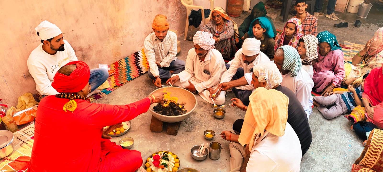कुरुक्षेत्र।  हवन में हिस्सा लेते महंत राजेंद्र पुरी एवं श्रद्धालु। विज्ञप्ति