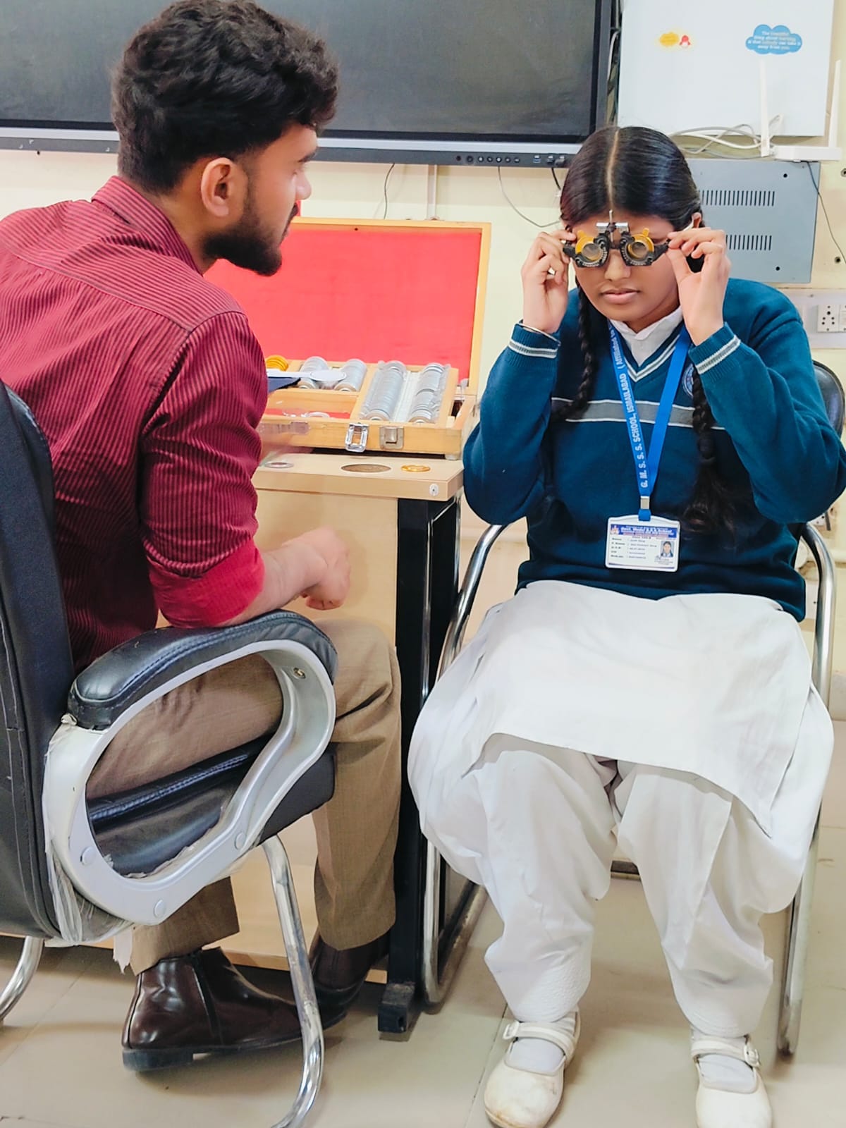 कुरुक्षेत्र। स्कूल में बच्चों की नेत्र संंबंधी जांच करते चिकित्सक। संवाद कुरुक्षेत्र। स्कूल में बच्चों की नेत्र संंबंधी जांच करते चिकित्सक। संवाद