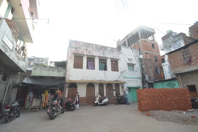 खंदारी बाजार स्थित शाहीन के पिता के घर के बाहर बैठी पुलिस कर्मी, गली में सन्न्नाटा व अंदर से ब खंदारी बाजार स्थित शाहीन के पिता के घर के बाहर बैठी पुलिस कर्मी, गली में सन्न्नाटा व अंदर से ब