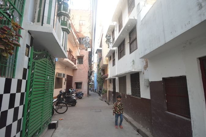 खंदारी बाजार स्थित शाहीन के पिता के घर के बाहर बैठी पुलिस कर्मी, गली में सन्न्नाटा व अंदर से ब खंदारी बाजार स्थित शाहीन के पिता के घर के बाहर बैठी पुलिस कर्मी, गली में सन्न्नाटा व अंदर से ब