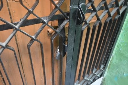 खंदारी बाजार स्थित शाहीन के पिता के घर के बाहर बैठी पुलिस कर्मी, गली में सन्न्नाटा व अंदर से ब खंदारी बाजार स्थित शाहीन के पिता के घर के बाहर बैठी पुलिस कर्मी, गली में सन्न्नाटा व अंदर से ब