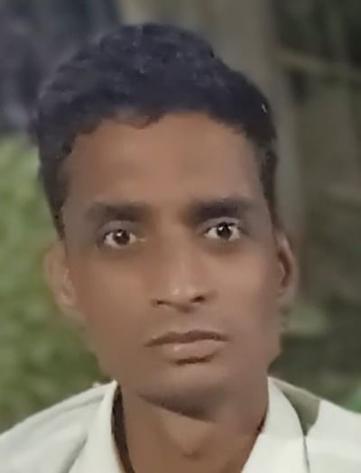 मुकेश की मौत के गमगीन खड़े परिजन व रिश्तेदार। संवाद