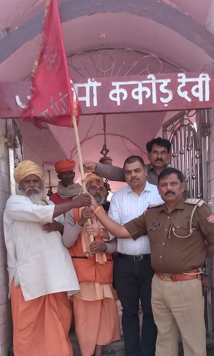 मेला स्थल पर गंगा किनारे लगी झंडी लेने पहुंचे अधिकारी। संवाद