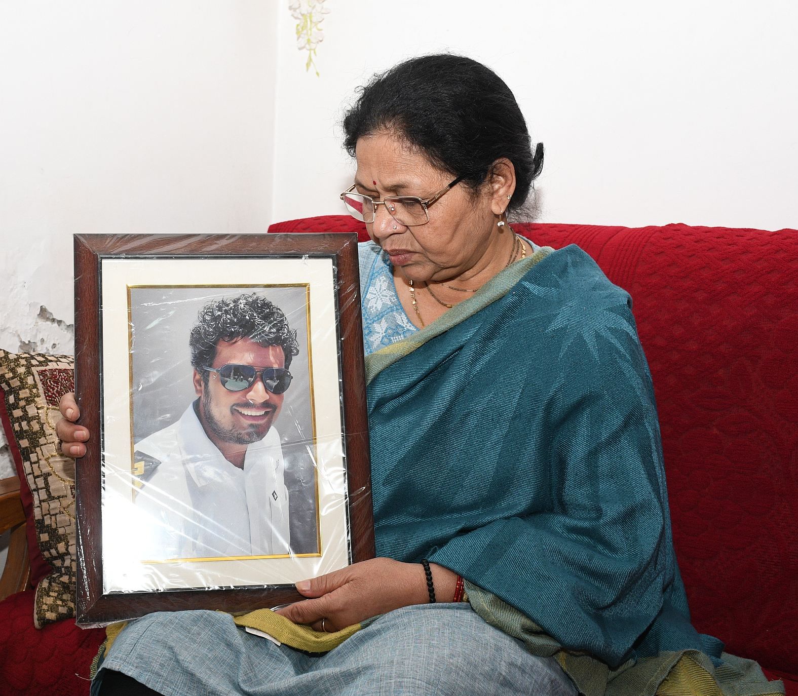 मर्चेंट नेवी अफसर यशवेंद्र नाथ शर्मा की मौत के बाद परेशान मां प्रमिला मिश्रा। मर्चेंट नेवी अफसर यशवेंद्र नाथ शर्मा की मौत के बाद परेशान मां प्रमिला मिश्रा।