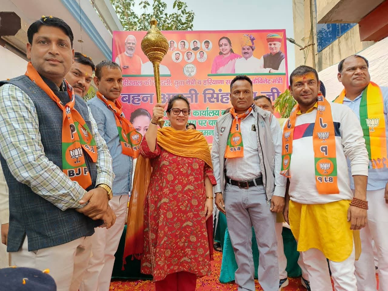 निरीक्षण के दौरान स्वास्थ्य मंत्री आरती राव स्टाफ से जानकारी लेते। स्रोत : डीपीआरओ