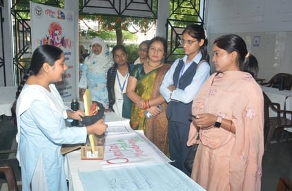 नेशनल पीजी कॉलेज में आयोजित प्रदर्शनी में मॉडलों के साथ बच्चे। नेशनल पीजी कॉलेज में आयोजित प्रदर्शनी में मॉडलों के साथ बच्चे।