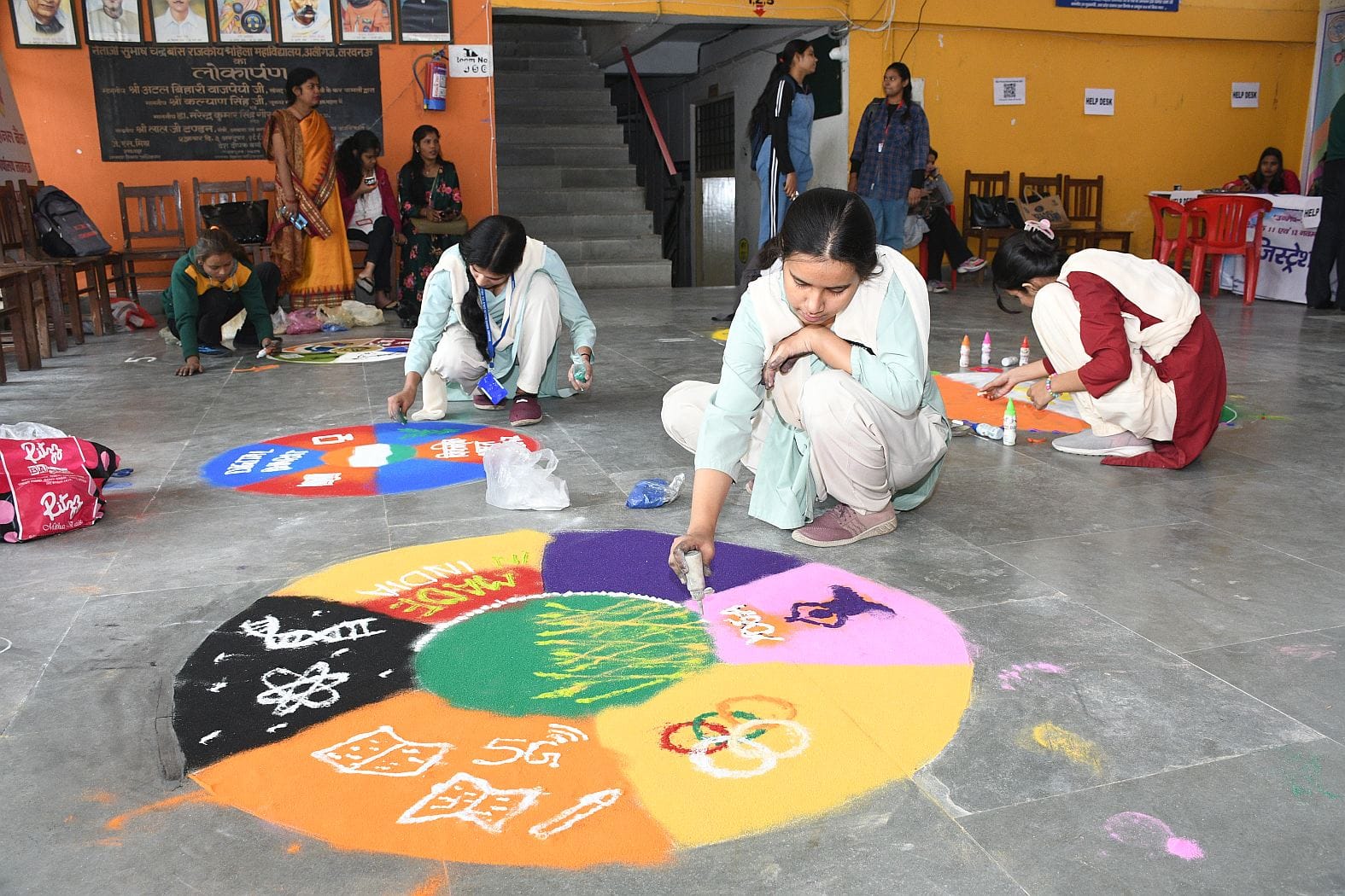 नेताजी सुभाष चंद्र बोस राजकीय महिला स्नातकोत्तर महाविद्यालय अलीगंज की छात्राओं ने सजाई रंगोली।
