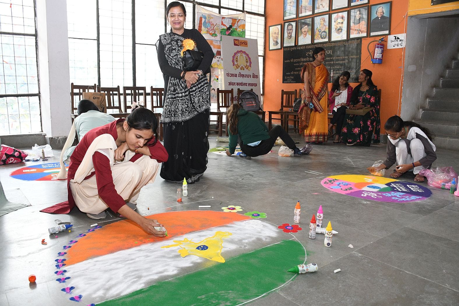 नेताजी सुभाष चंद्र बोस राजकीय महिला स्नातकोत्तर महाविद्यालय अलीगंज की छात्राओं ने सजाई रंगोली।
