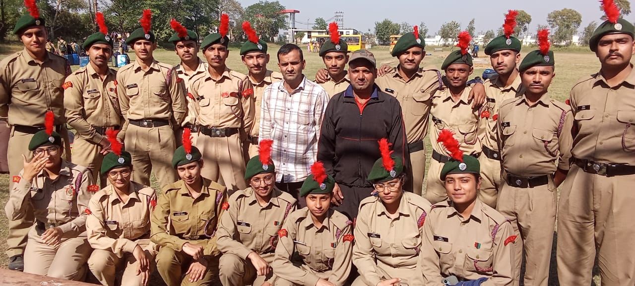 प्रशिक्षण शिविर के दौरान मौजूद कैडेट्स व एनसीसी अधिकारी। संस्थान