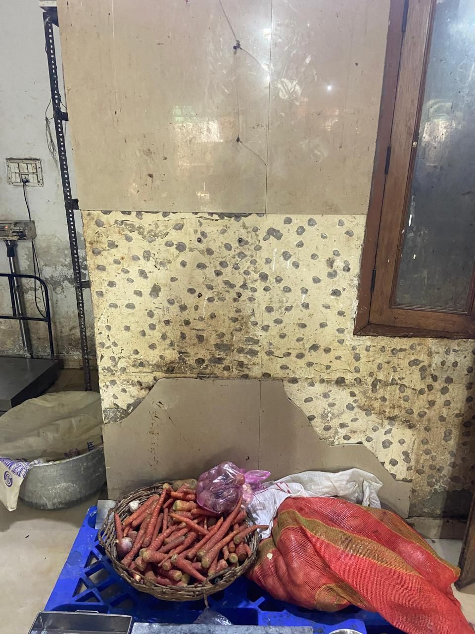 प्रतिष्ठानों में मिलीं अनियमितताएं।