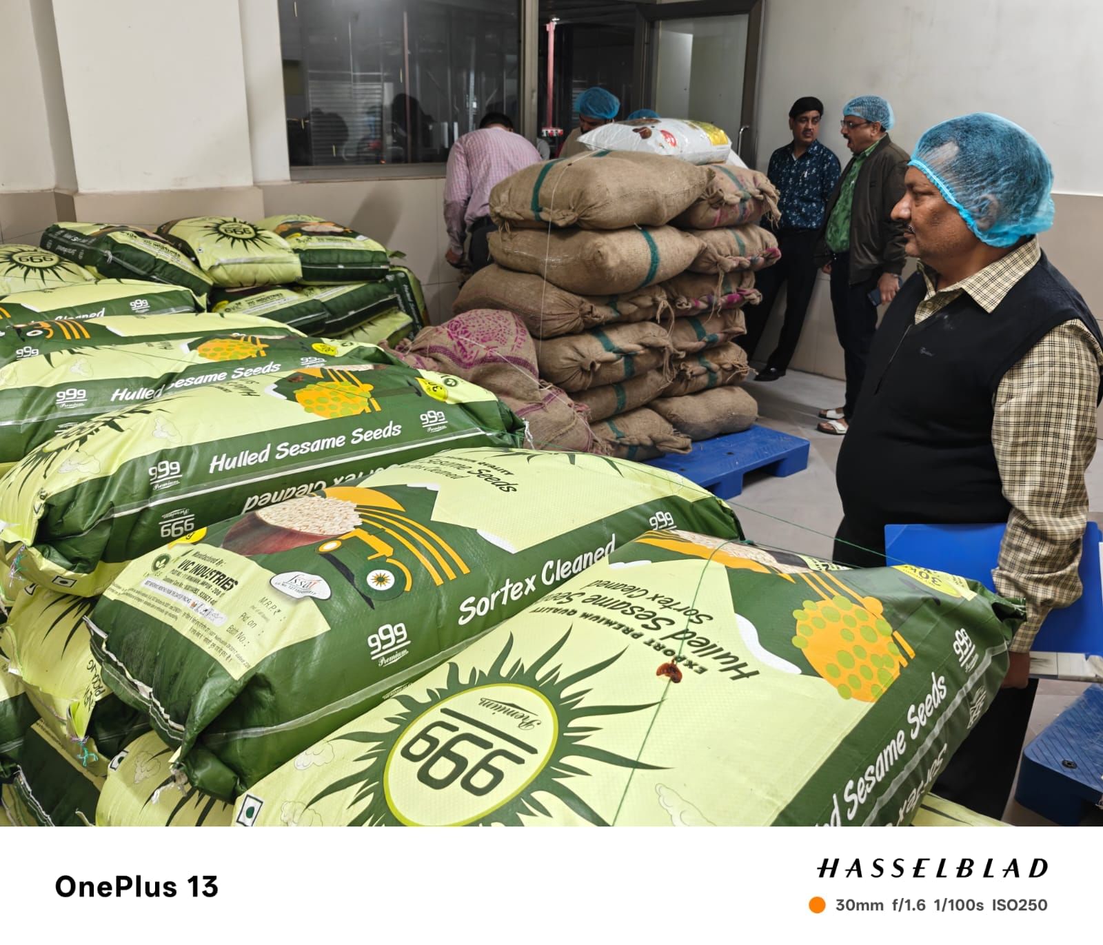 प्रतिष्ठानों में मिलीं अनियमितताएं।