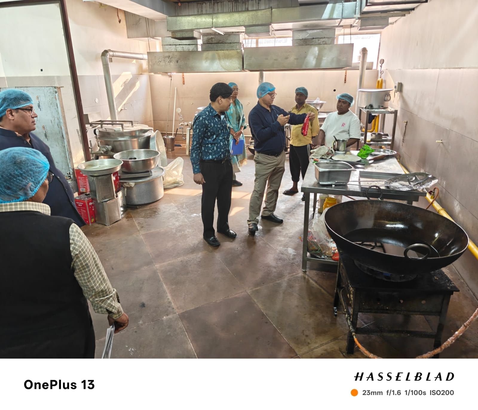 प्रतिष्ठानों में मिलीं अनियमितताएं।