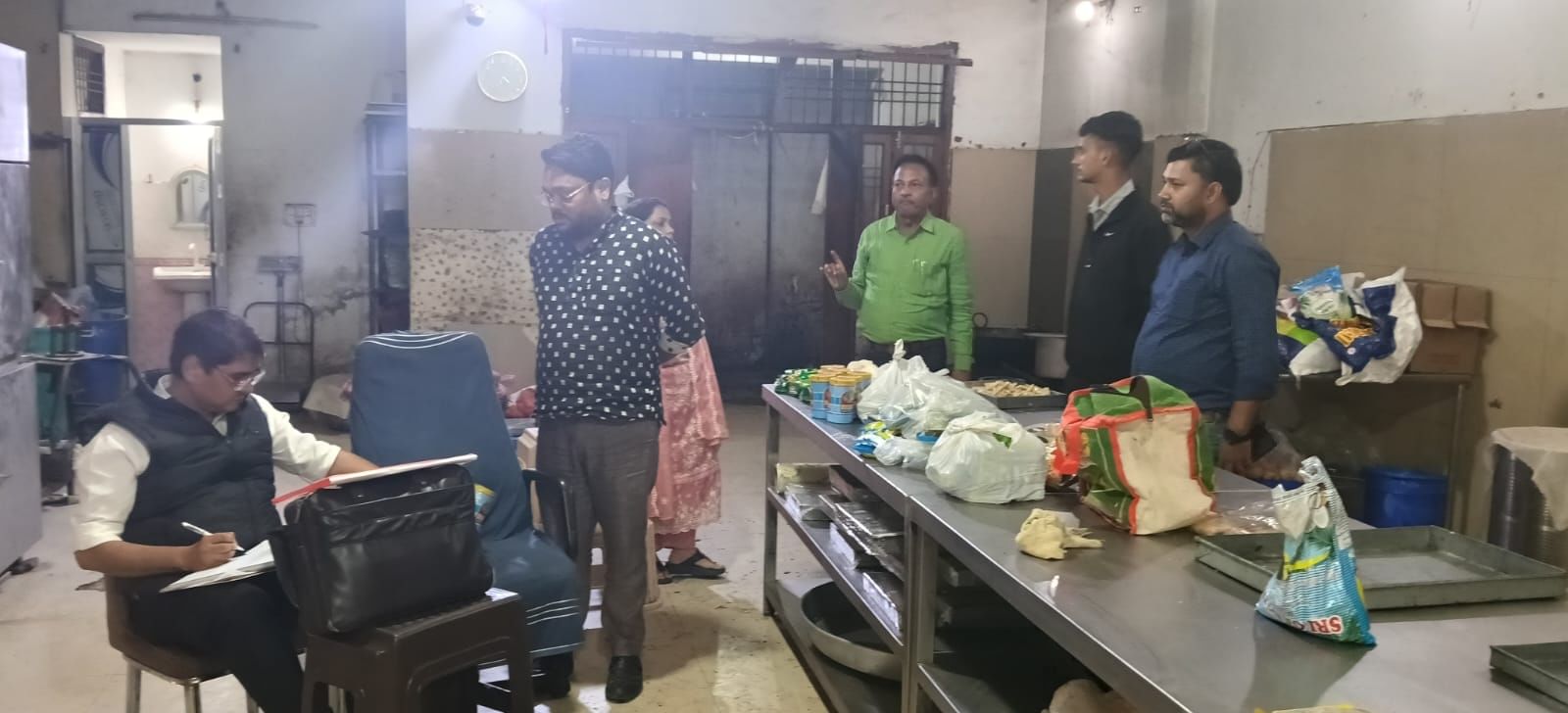 प्रतिष्ठानों में मिलीं अनियमितताएं।