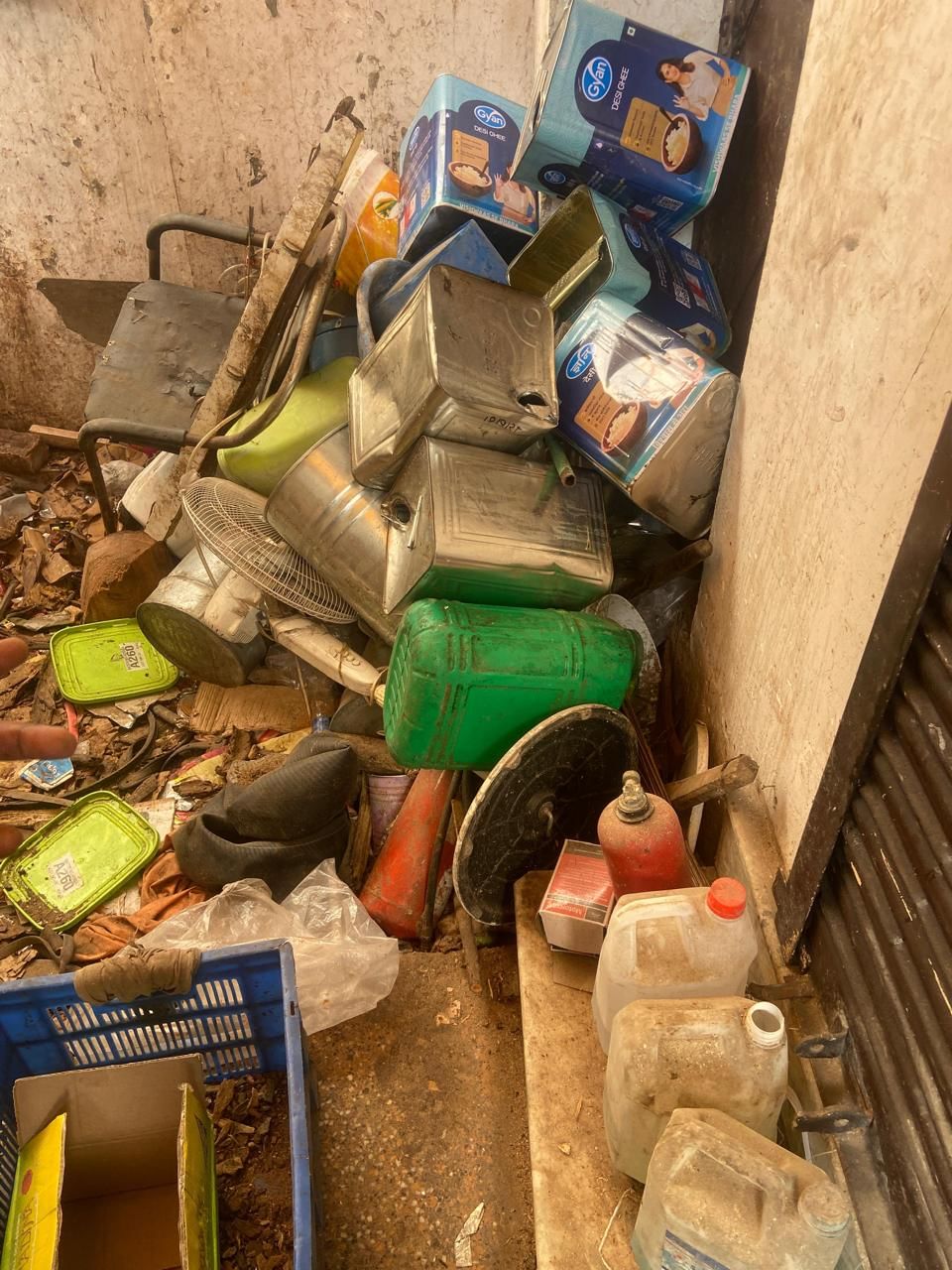 प्रतिष्ठानों में मिलीं अनियमितताएं।