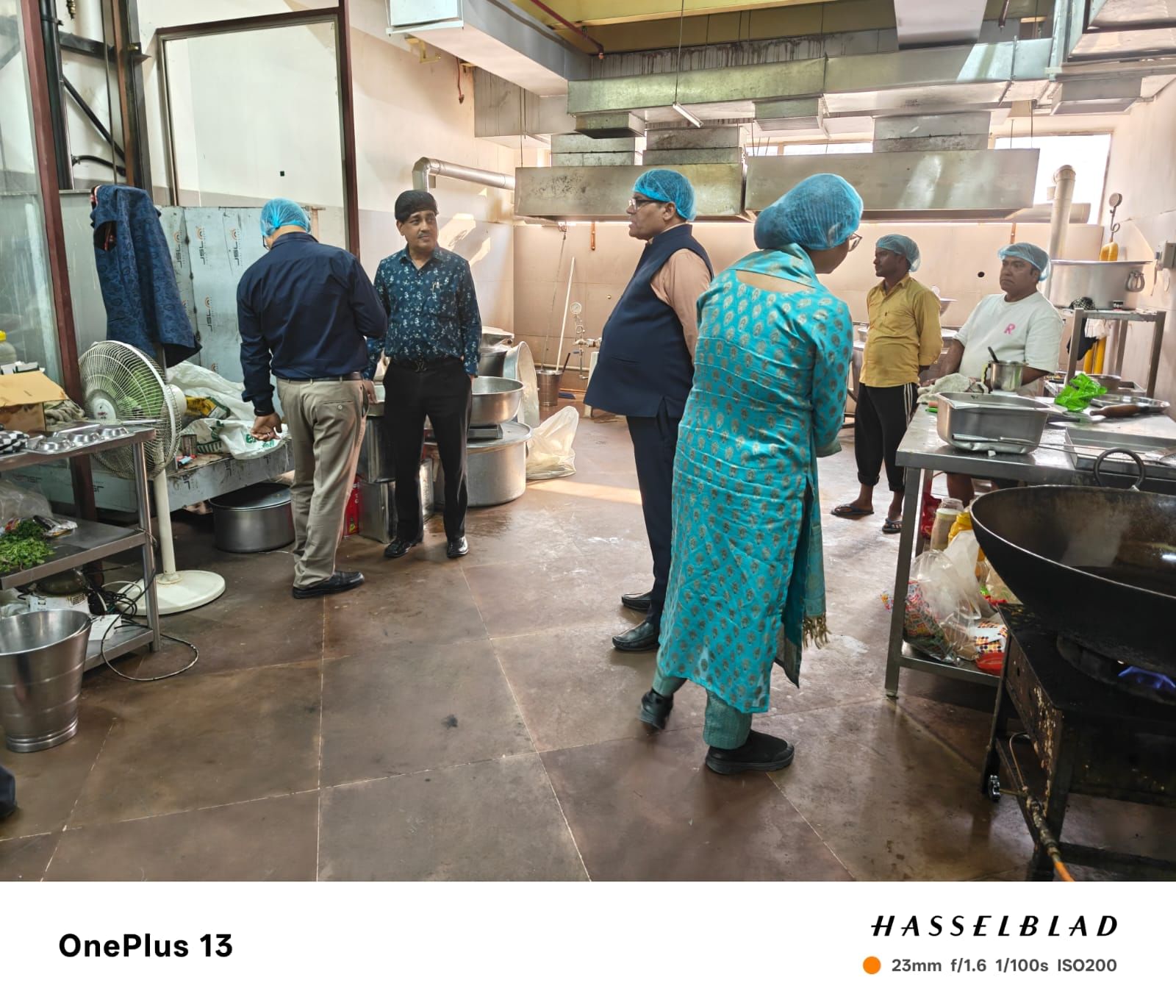 प्रतिष्ठानों में मिलीं अनियमितताएं।