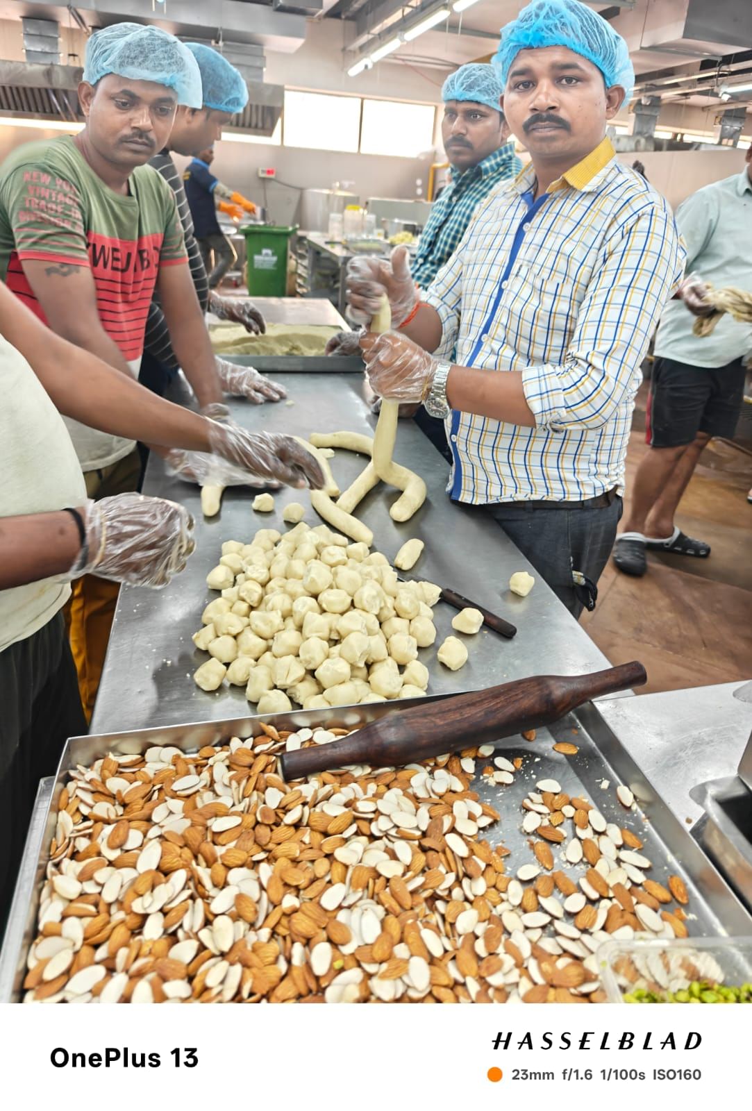 प्रतिष्ठानों में मिलीं अनियमितताएं।