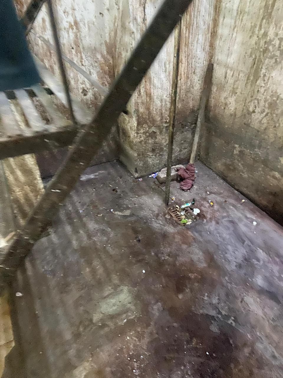 प्रतिष्ठानों में मिलीं अनियमितताएं।