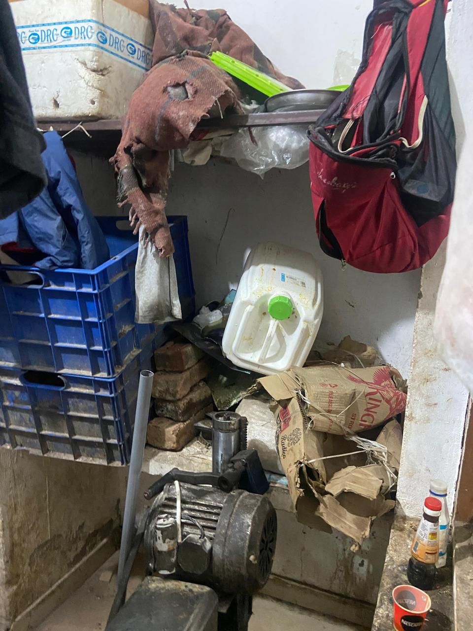 प्रतिष्ठानों में मिलीं अनियमितताएं।