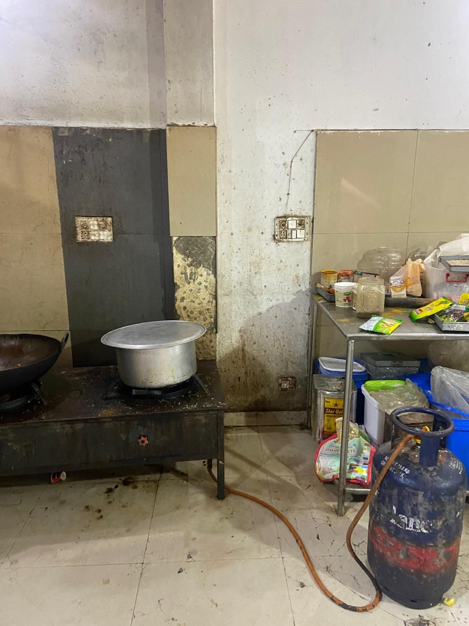 प्रतिष्ठानों में मिलीं अनियमितताएं।