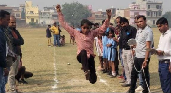 सकीट ब्लॉक की मिनी क्रीड़ा प्रतियोगिता में कबड्डी में प्रतिभाग करते बच्चे। संवाद सकीट ब्लॉक की मिनी क्रीड़ा प्रतियोगिता में कबड्डी में प्रतिभाग करते बच्चे। संवाद