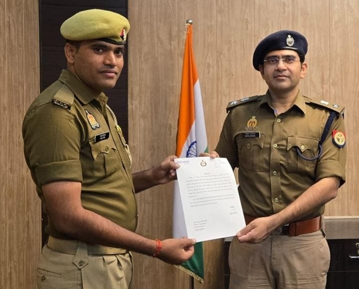सिपाहियों को प्रशस्ति पत्र देते डीसीपी साउथ निपुण अग्रवाल। सिपाहियों को प्रशस्ति पत्र देते डीसीपी साउथ निपुण अग्रवाल।