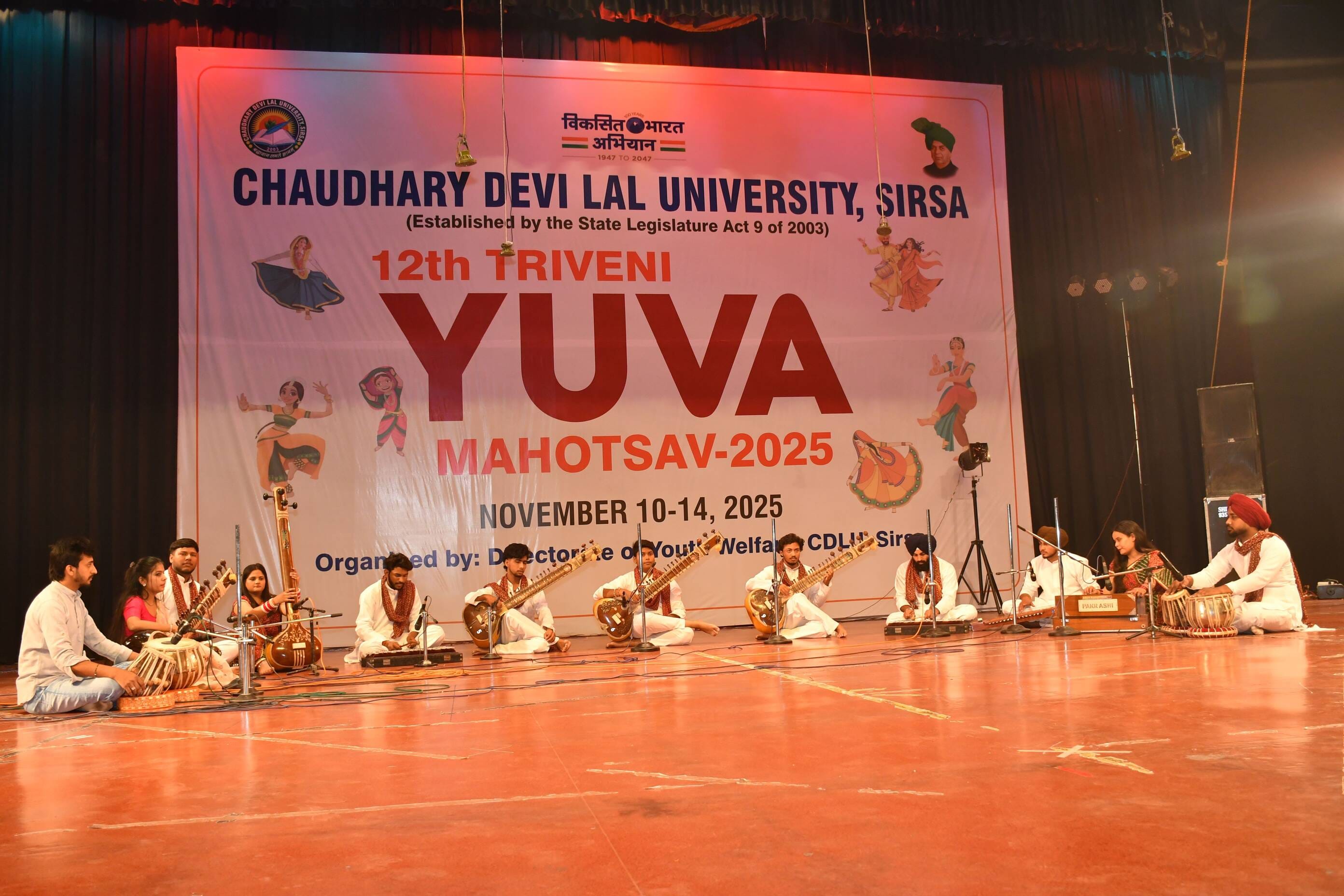 सिरसा।चौधरी देवीलाल विश्वविद्यालय में आयोजित युवा महोत्सव में एकल प्रस्तुती देता छात्र। विवि सिरसा।चौधरी देवीलाल विश्वविद्यालय में आयोजित युवा महोत्सव में एकल प्रस्तुती देता छात्र। विवि