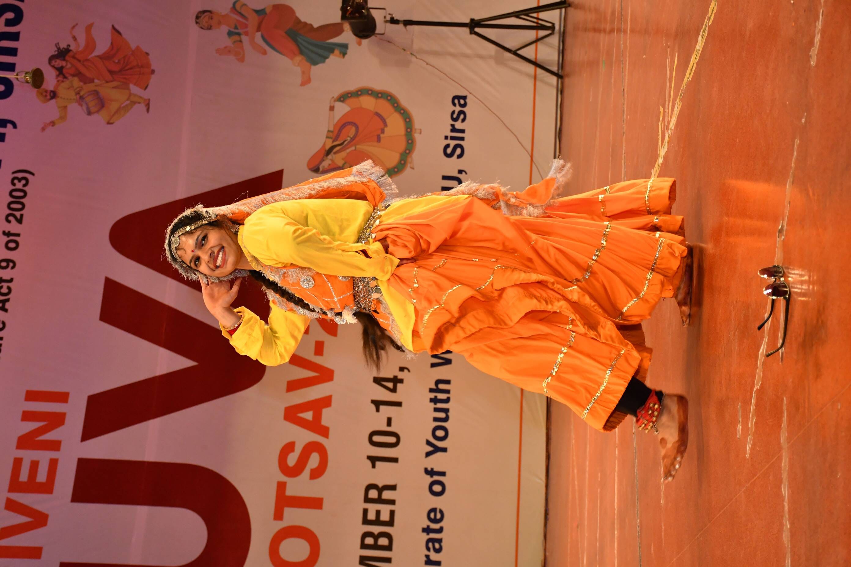 सिरसा।चौधरी देवीलाल विश्वविद्यालय में आयोजित युवा महोत्सव में एकल प्रस्तुती देता छात्र। विवि सिरसा।चौधरी देवीलाल विश्वविद्यालय में आयोजित युवा महोत्सव में एकल प्रस्तुती देता छात्र। विवि