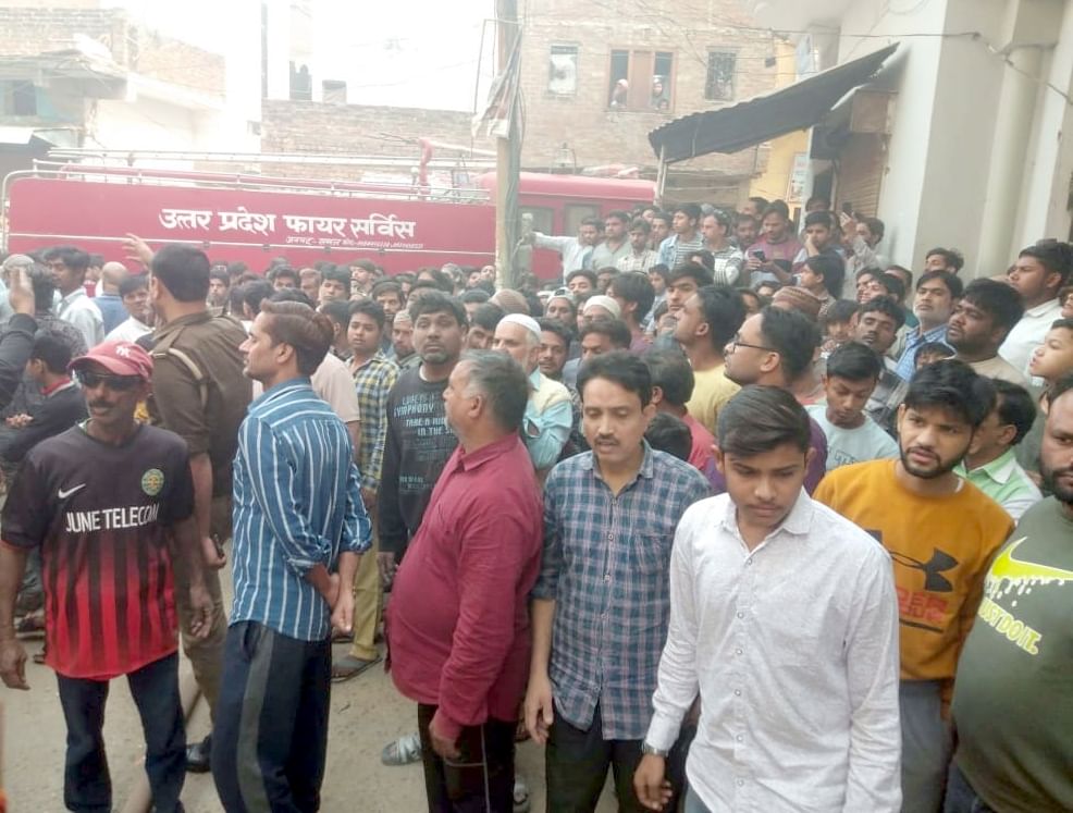 सरायतरीन के मोहल्ला भूड़ा में हैंडीक्राफ्ट कारखाने में लगी आग बुझाते दमकल कर्मी। संवाद