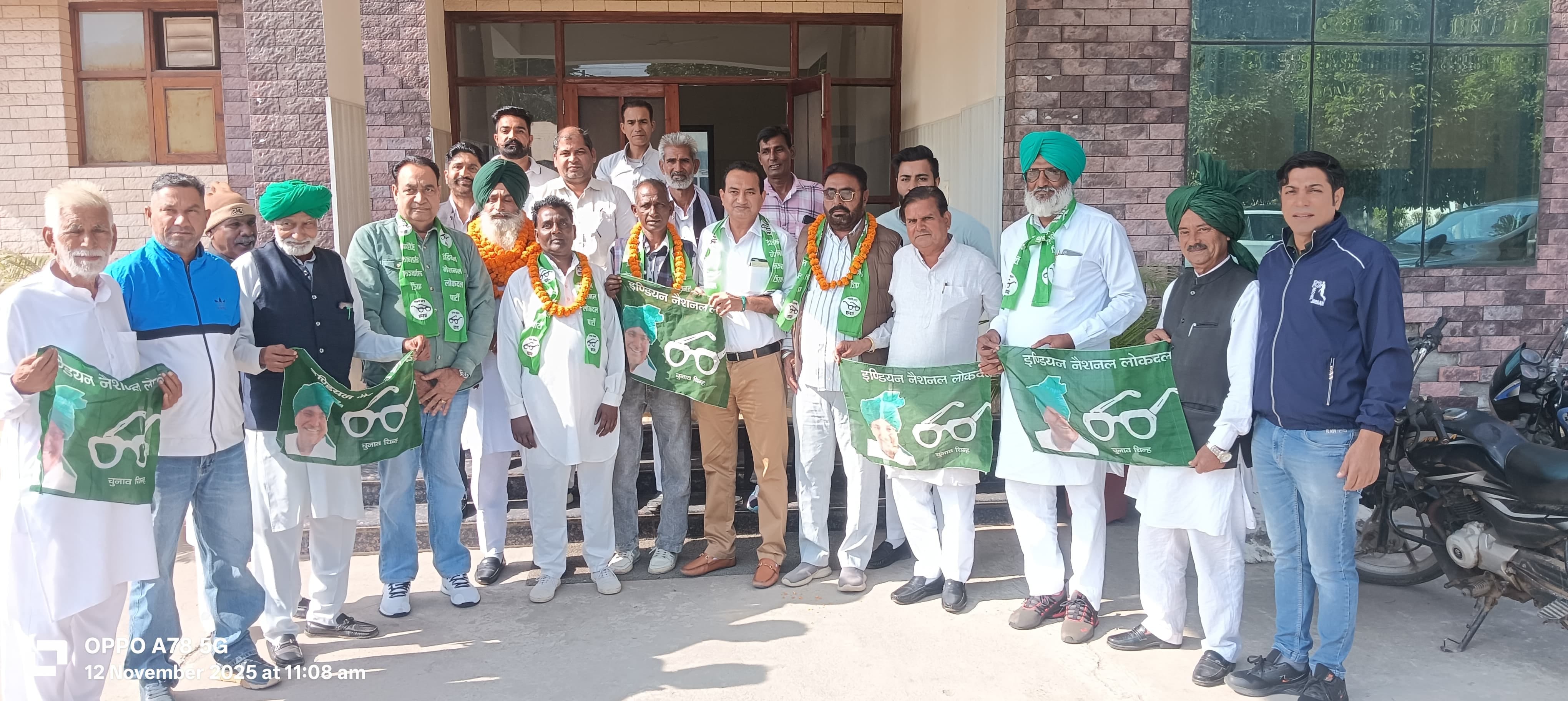 शाहाबाद। नए पदाधिकारियों व कार्यकत्र्ताओं के साथ जिलाध्यक्ष व हल्काध्यक्ष । स्वयं