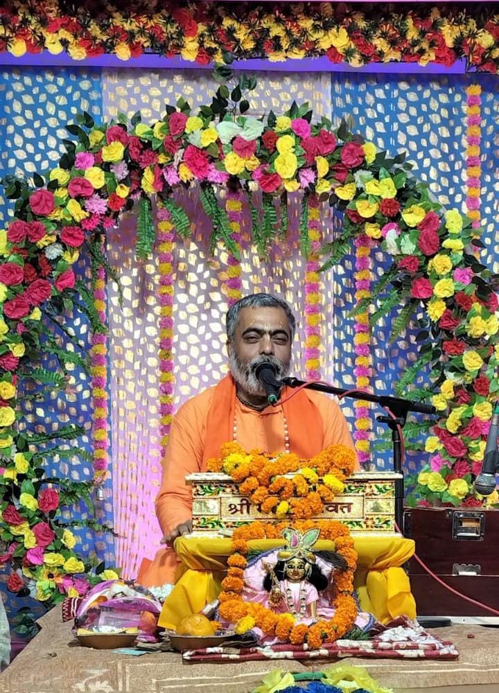 श्रीमद् भागवत कथा सुनते नीलांशु दास महाराज स्रोत संवाद