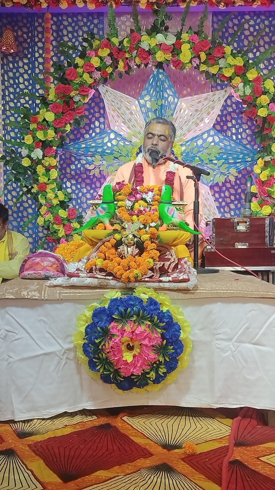 श्रीमद् भागवत कथा सुनते नीलांशु दास महाराज स्रोत संवाद