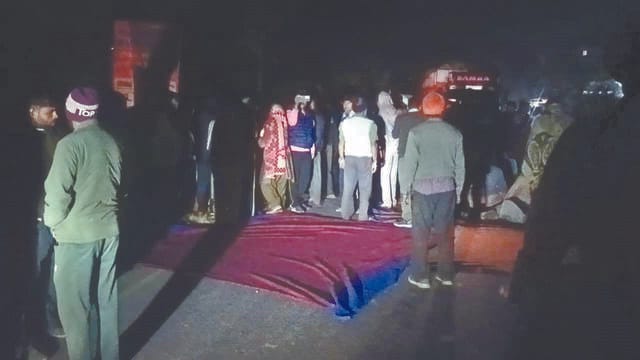 शिवपुर के समीप वीरवार देर रात तेज रफ्तार ट्रक ने बाइक सवार को कुचल दिया। शिवपुर के समीप वीरवार देर रात तेज रफ्तार ट्रक ने बाइक सवार को कुचल दिया।