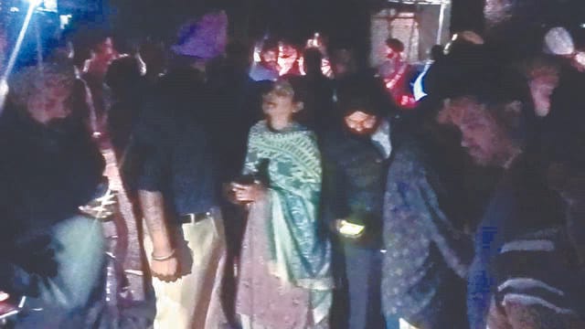 शिवपुर के समीप वीरवार देर रात तेज रफ्तार ट्रक ने बाइक सवार को कुचल दिया। शिवपुर के समीप वीरवार देर रात तेज रफ्तार ट्रक ने बाइक सवार को कुचल दिया।
